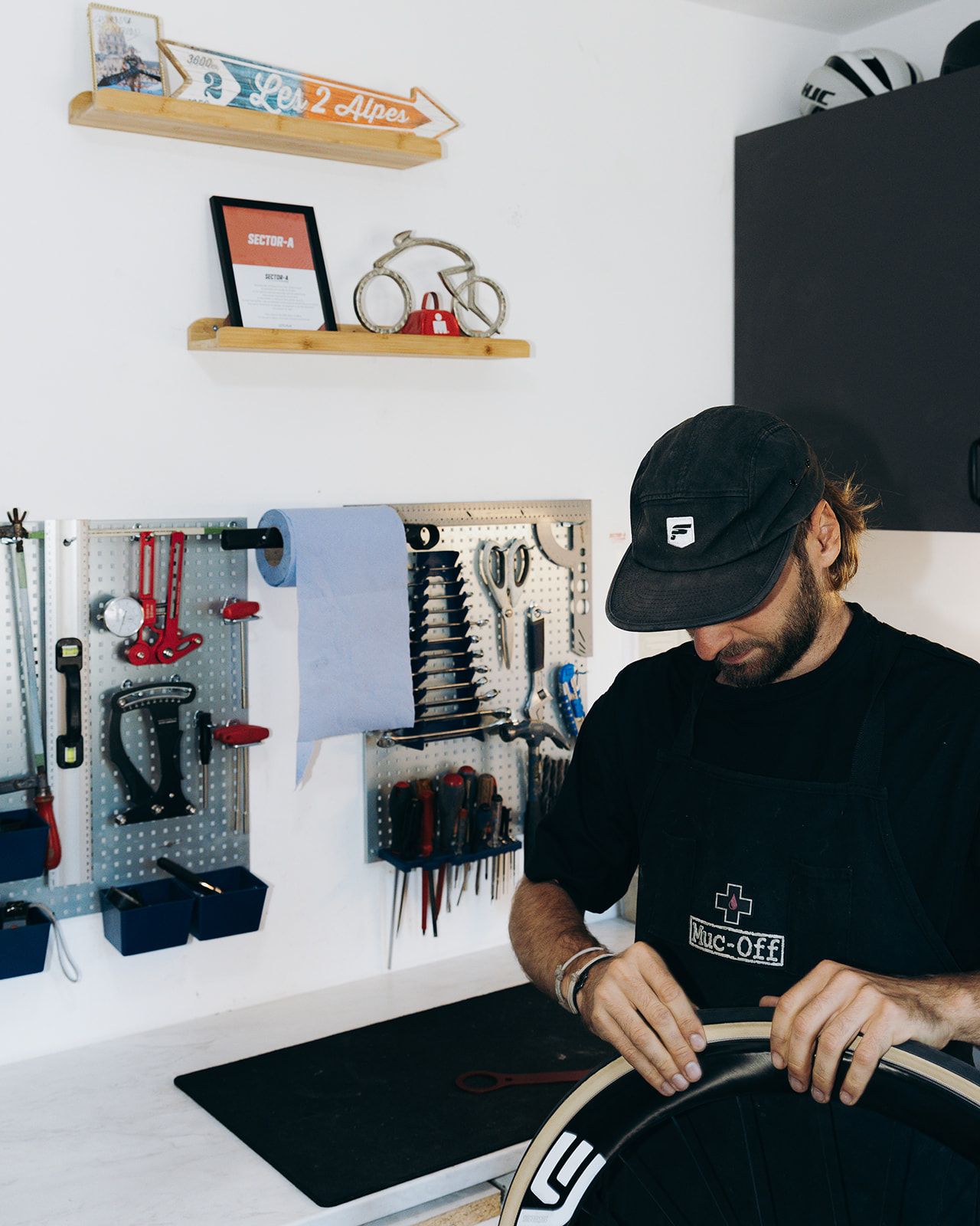 Montage d'un pneu tubeless sur une roue carbone Enve à l'établi, atelier vélo en Savoie