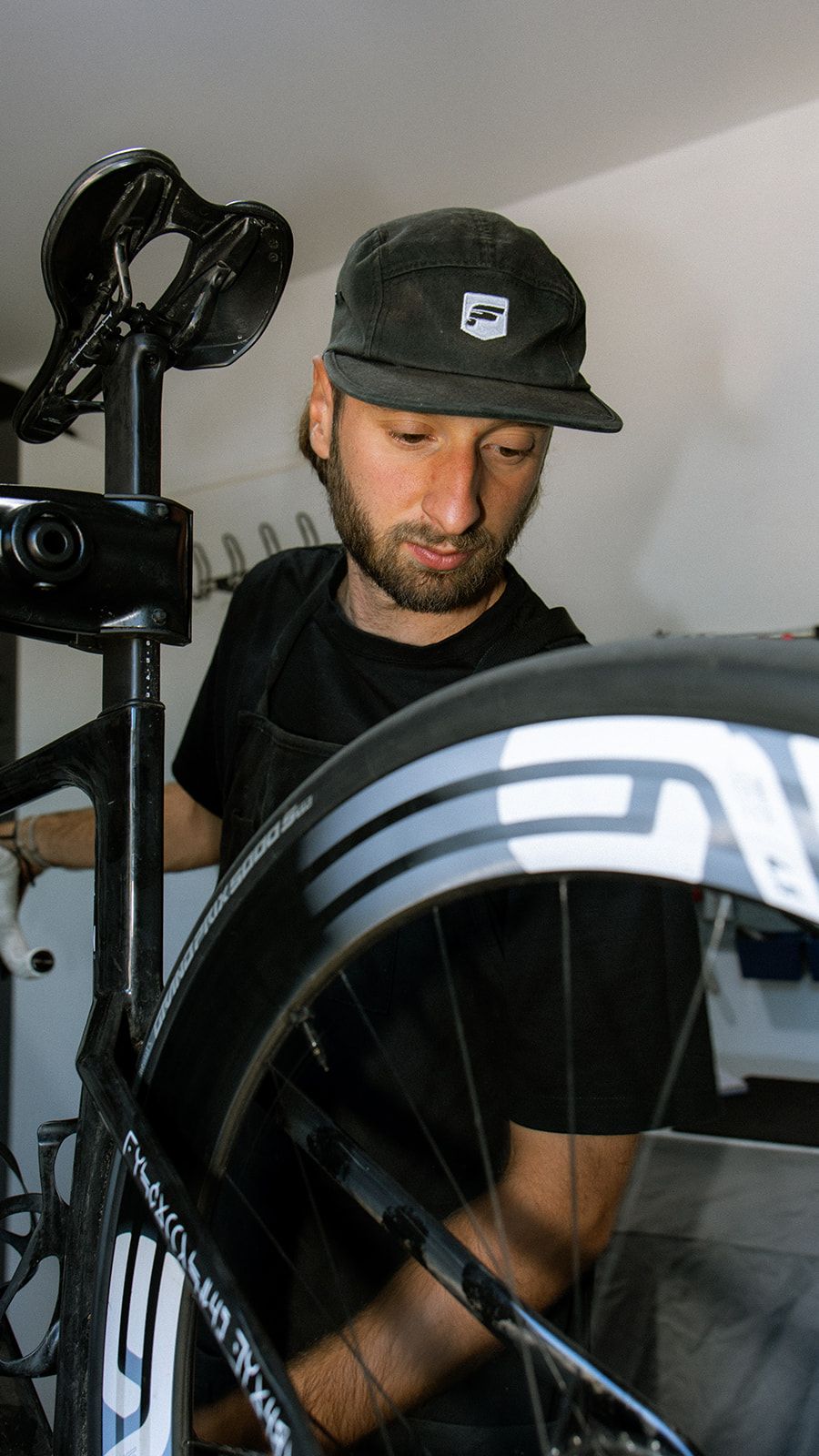 Réglage d'un vélo de route monté sur pied d'atelier, atelier ALAIX'CYCLE en Savoie