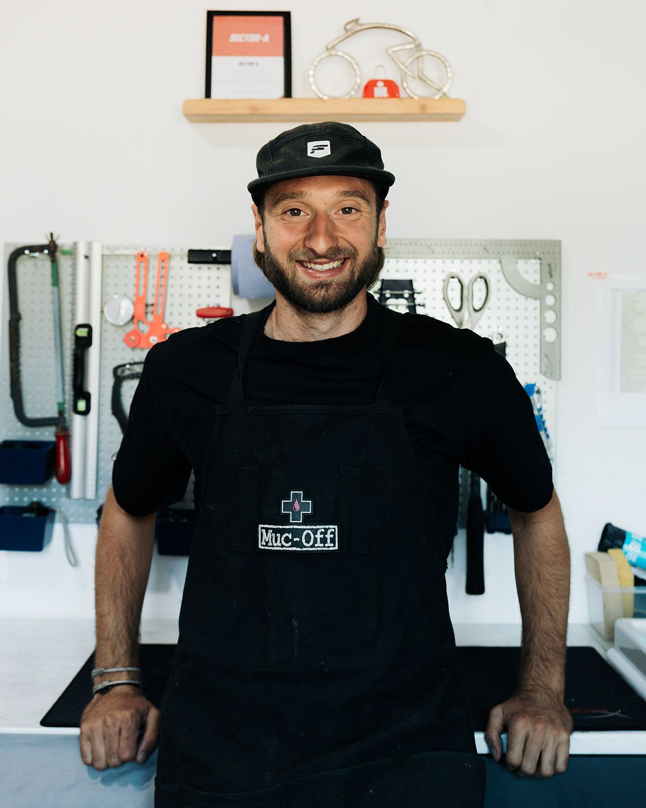 Alexis, mécanicien vélo de l'atelier ALAIX'CYCLE, devant son établi à Aix-les-Bains en Savoie