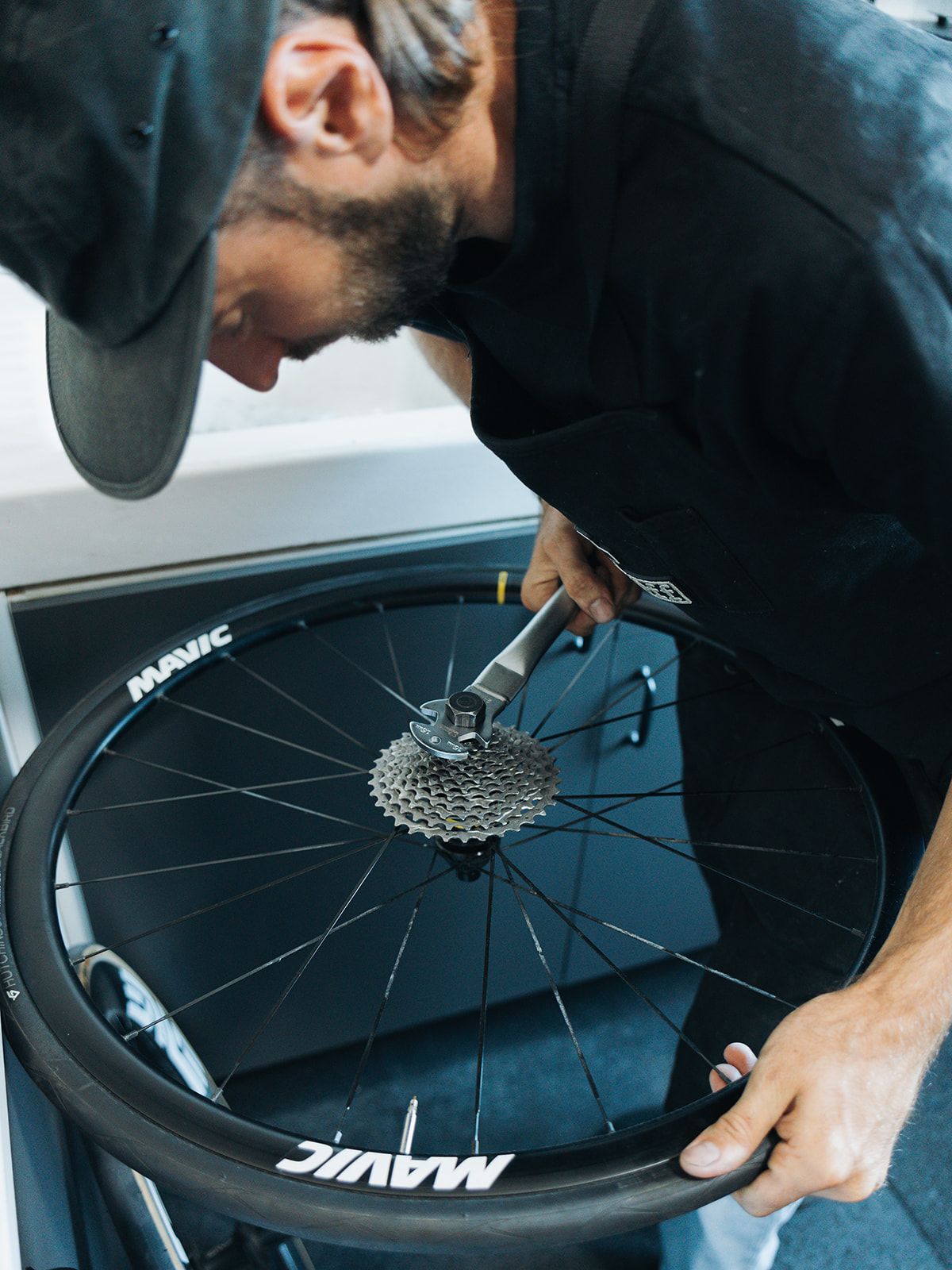 Démontage d'une cassette sur une roue Mavic lors d'une révision vélo