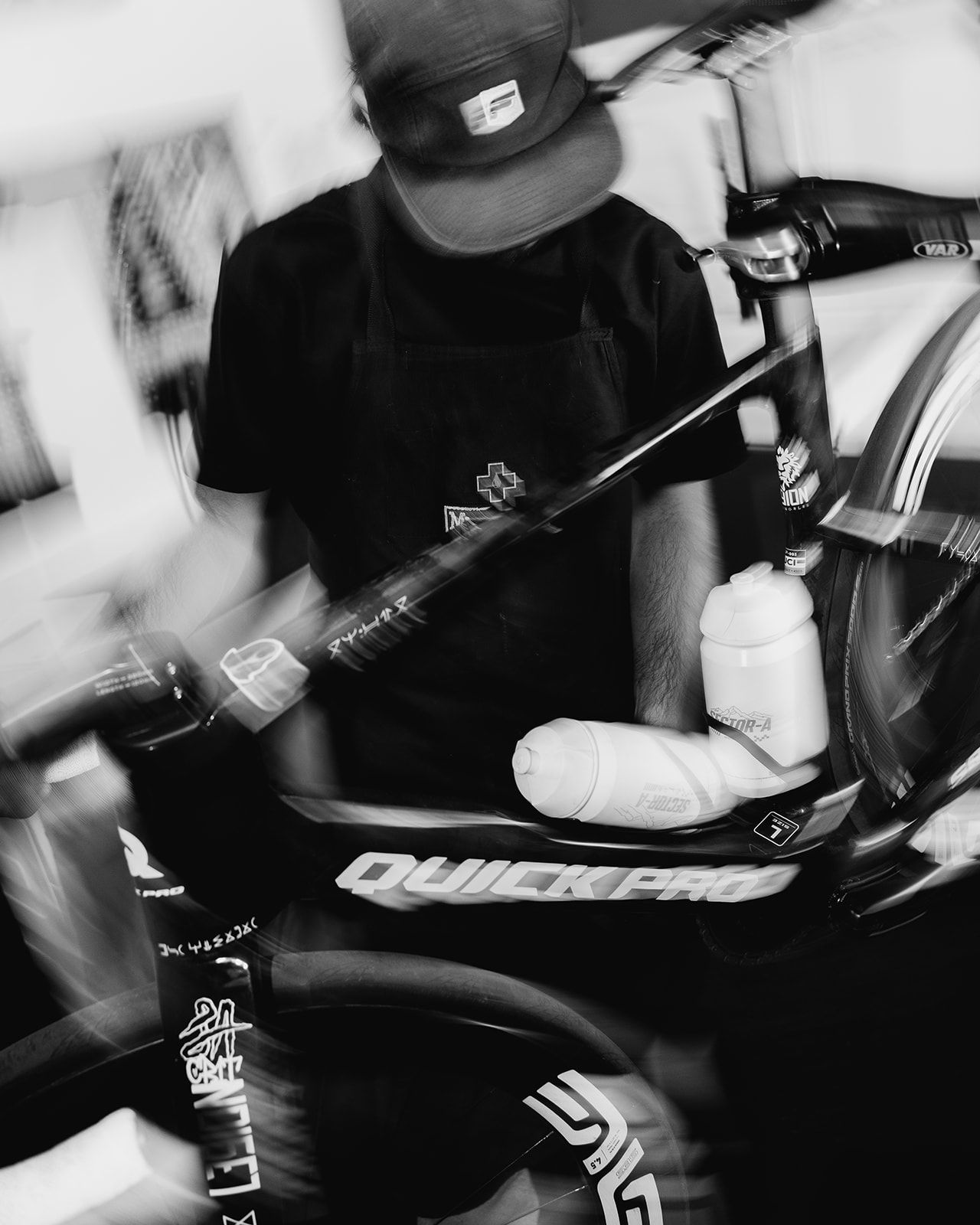 Mécanicien vélo au travail sur un vélo de contre-la-montre dans l'atelier ALAIX'CYCLE à Aix-les-Bains