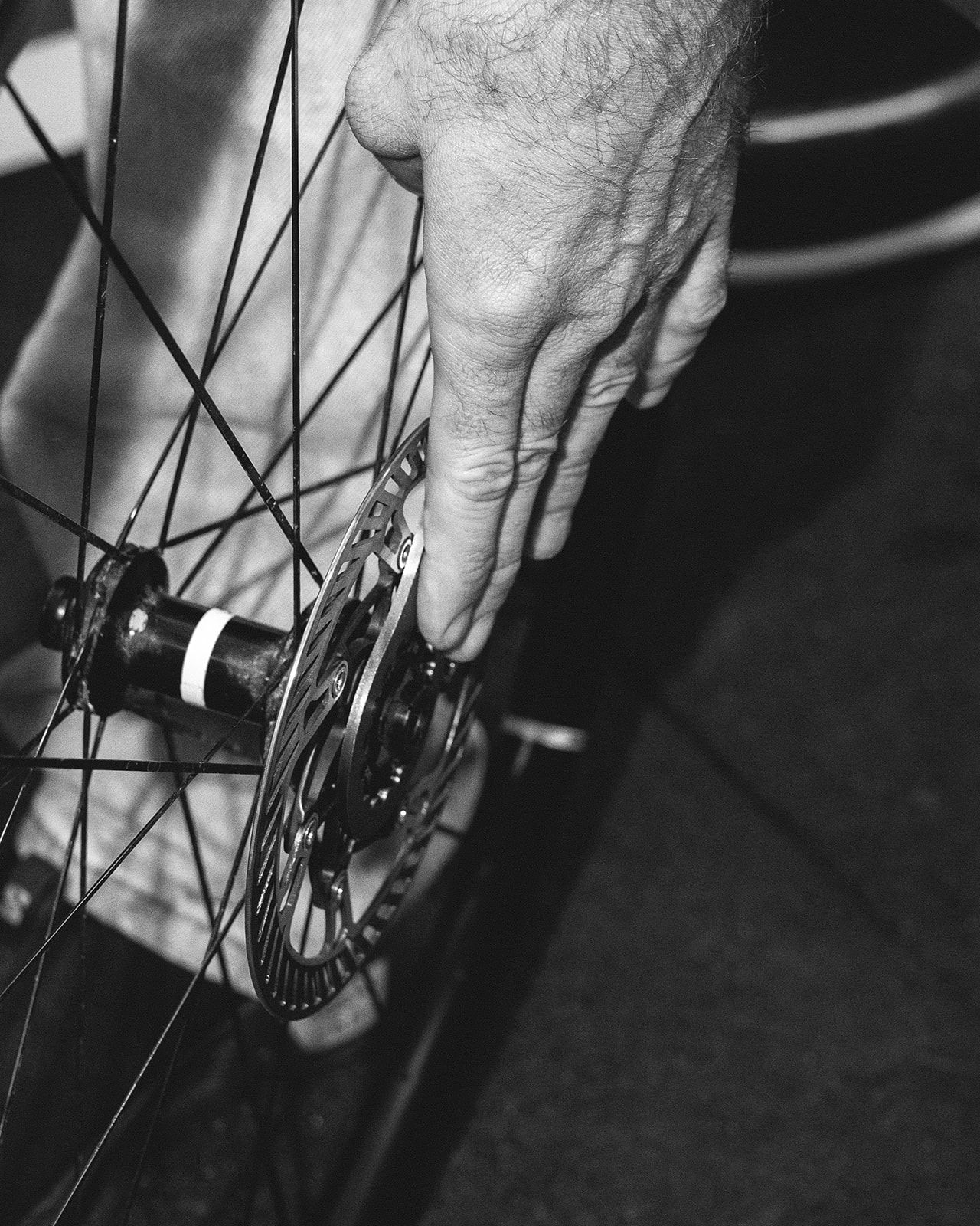 Contrôle d'un moyeu et d'un disque de frein hydraulique, entretien vélo à Aix-les-Bains